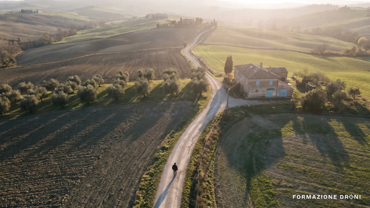 Veduta aerea di campagna italiana in primavera con ombre lunghe al tramonto