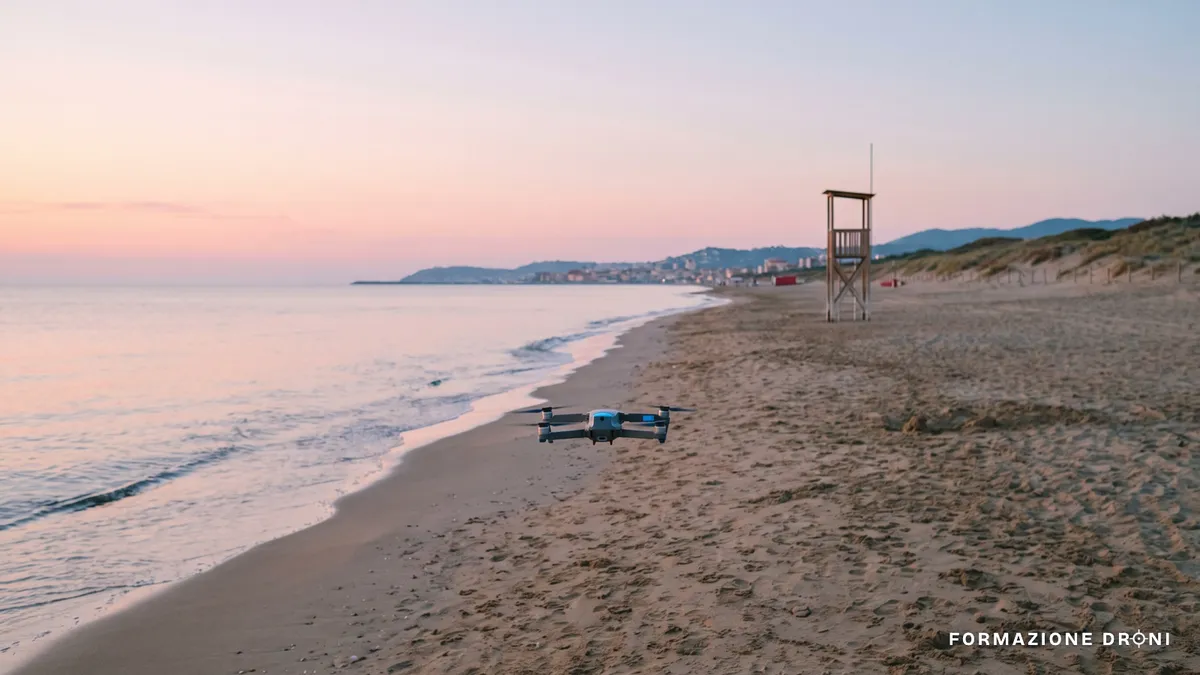 Drone in volo basso su una spiaggia italiana deserta all'alba