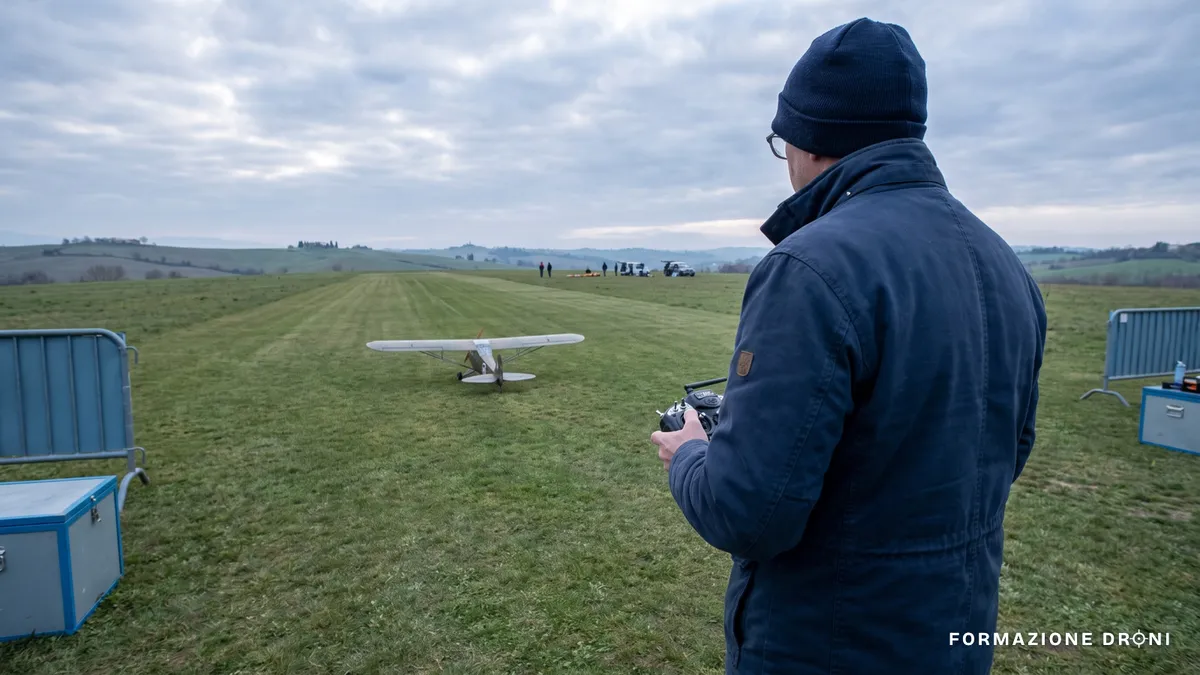 Campo volo per aeromodelli in campagna con un modello ad ala fissa in pista